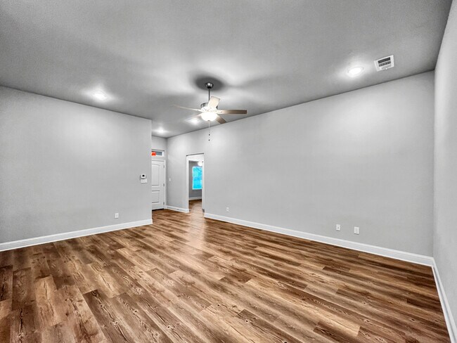 Foto del edificio - Cute open floor plan 3- bedroom, 2- bathro...