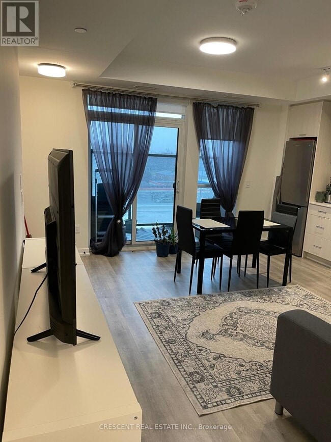 Photo du bâtiment - 2300-2300 St Clair Ave W