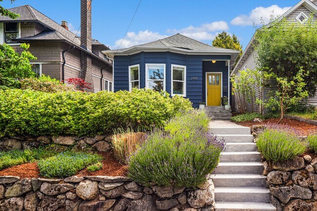 Foto del edificio - Stylish Queen Anne Bungalow with Vibrant Curb Appeal