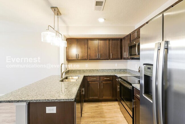 Foto del edificio - 3 Bed/3 Bath Townhome with Carport / Pet-Friendly / Vouchers Accepted / Available Now!