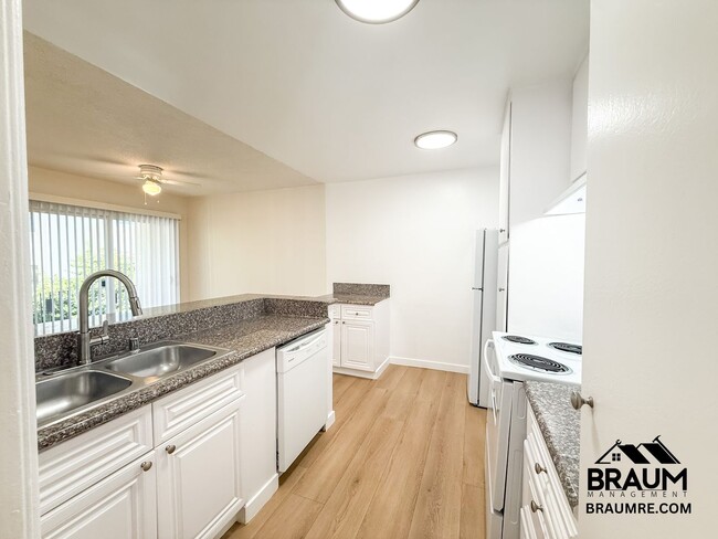 Foto del edificio - 5252 Hermitage Ave