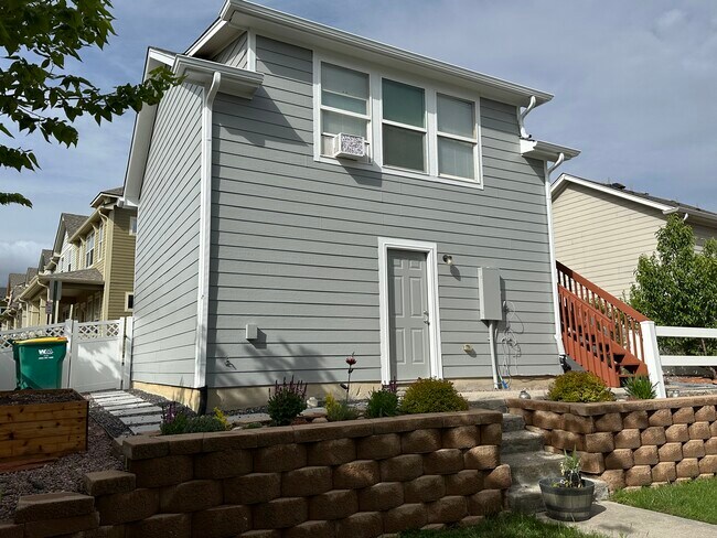Desde fuera, la unidad está en la planta superior. - 2264 Saint Paul Dr