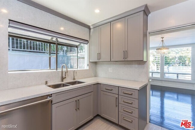 Foto del edificio - 3 br, 1.5 bath Condo - 1305 N Flores St Apt 6