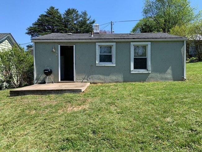Building Photo - Adorable two bedroom, one bath house!