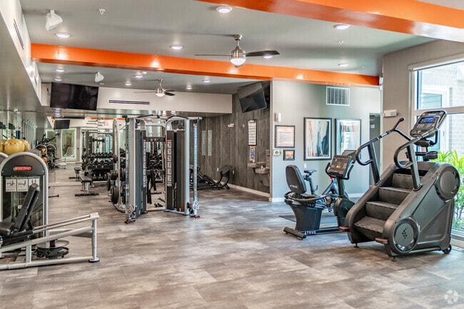 Gimnasio con cardio y pesas libres - Havana Square Apartments