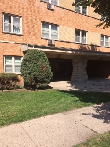 Building Photo - 2420 W Berwyn Ave