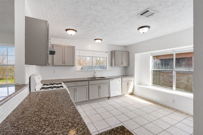 Building Photo - 1666 Meadow Green Dr