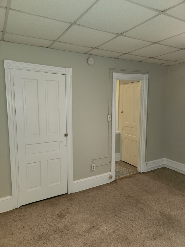 Building Photo - 132 Clymer St