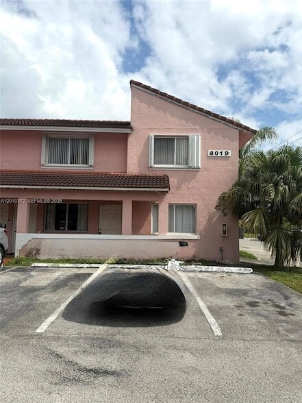 Foto del edificio - 8019 Lake Dr