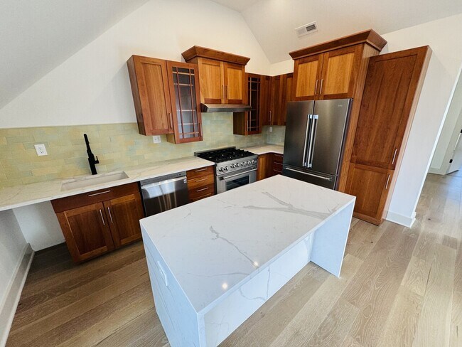 Foto del edificio - 5881 Ellsworth Ave