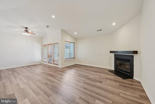 Foto del edificio - 2104 Whitehall Rd