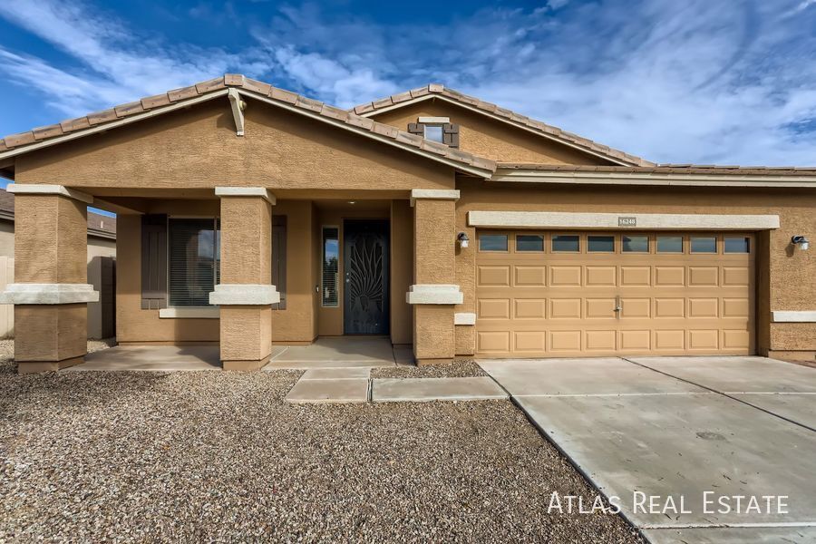 Foto principal - Spacious 4-Bedroom Home in Surprise, AZ! C...