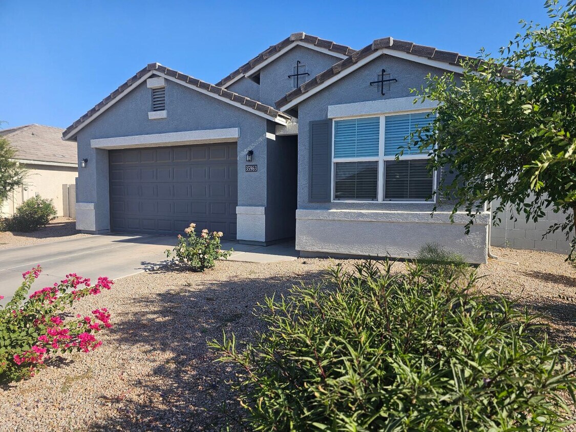 Building Photo - 35963 W San Alvarez Ave