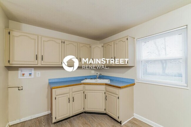 Foto del edificio - 3 Bedroom Pet-Friendly Home in Louisville, KY with Main Street Renewal