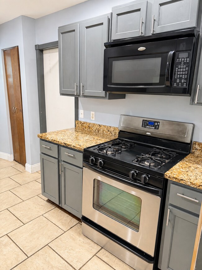 Building Photo - 204 Sunnyside Dr
