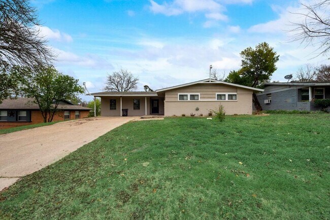 Foto del edificio - 5224 Trail Lake Dr