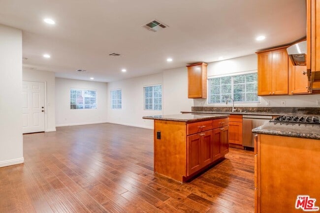 Building Photo - 4848 Oakwood Ave