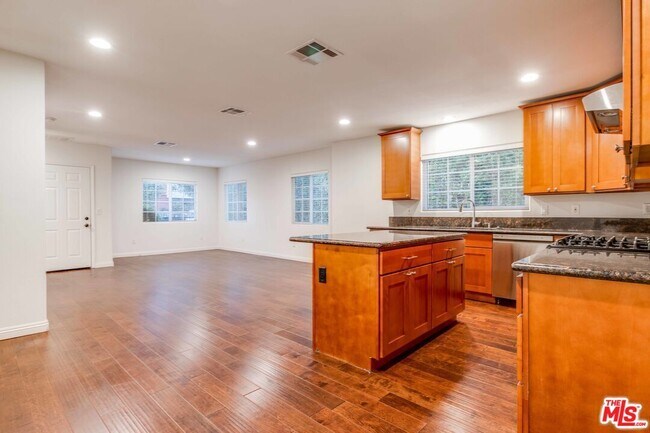 Foto del edificio - 4848 Oakwood Ave