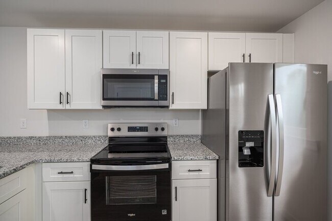 Foto del edificio - Live Brand-New in Hickory – Modern 3BR Townhome