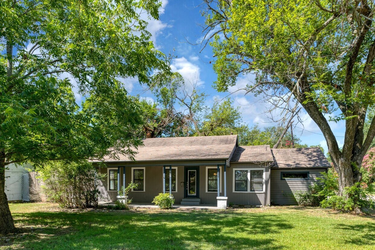 Foto principal - Cozy 3 bedroom, 1 bathroom home located in...