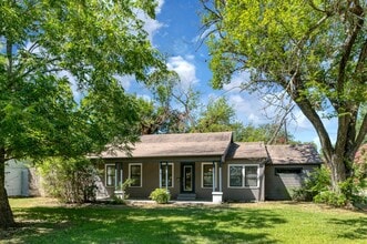 Building Photo - 207 Hackberry St