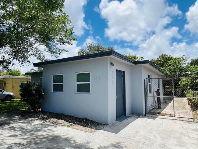 Building Photo - 525 NW 22nd Ave
