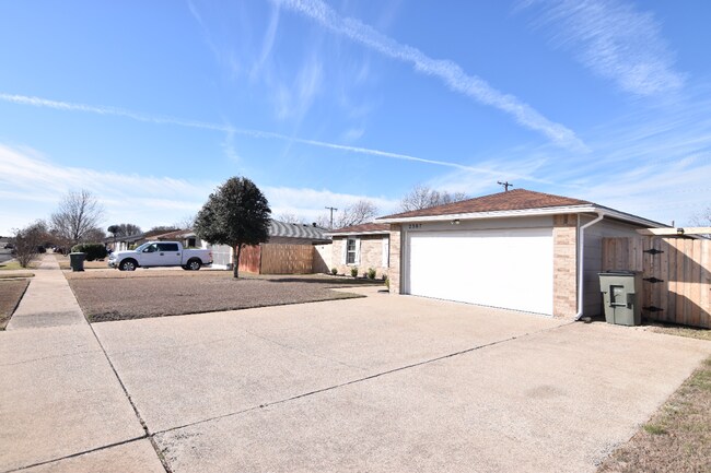 Foto del edificio - 2307 Traverse Dr