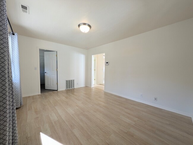 Foto del edificio - 638 W 3rd Ave