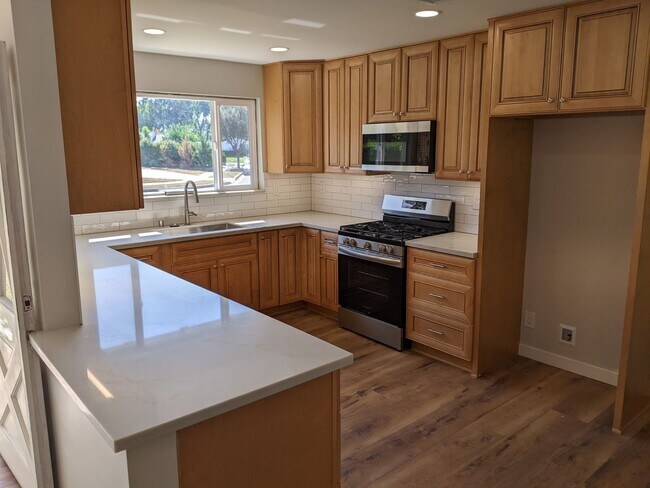 Foto del edificio - 3 bed, 2 bath single story home - JUST REM...