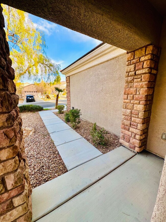 Building Photo - Gorgeous 3 Bed 2 Bath Single Story in Sole...