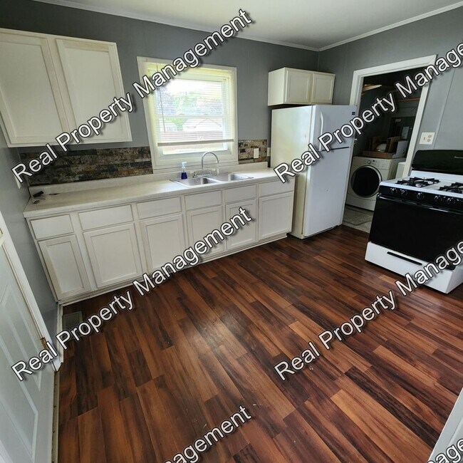 Foto del edificio - Three Bedroom Merrillivlle Ranch