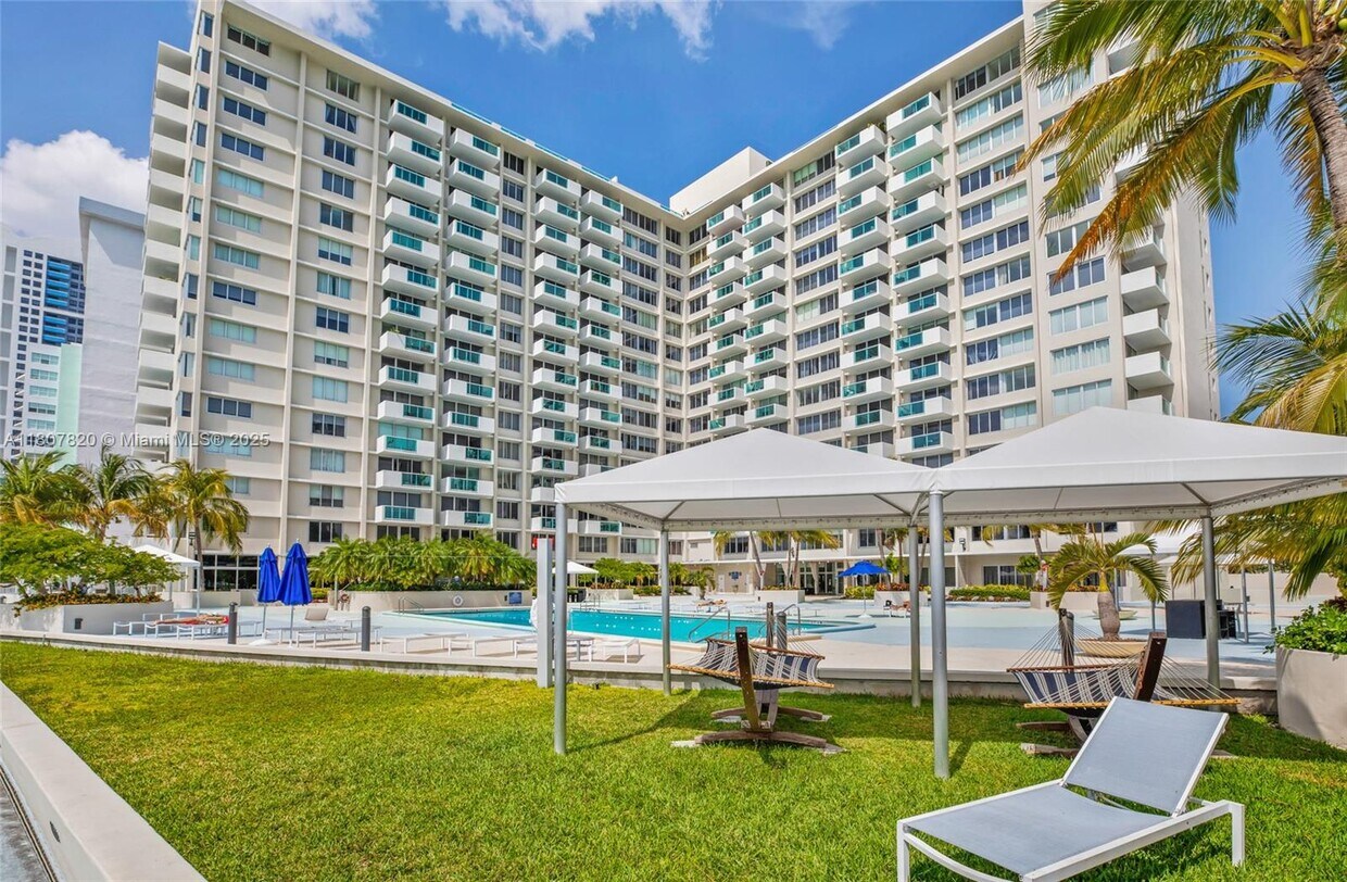 Foto principal - 1200 West Ave