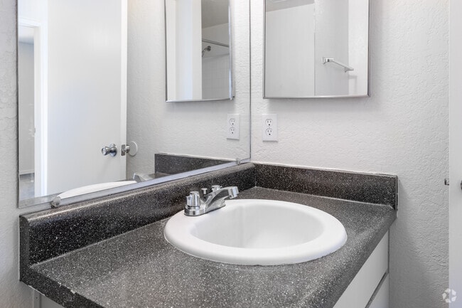 2BR, 2BA - 641SF - Bathroom - Mountain Vista