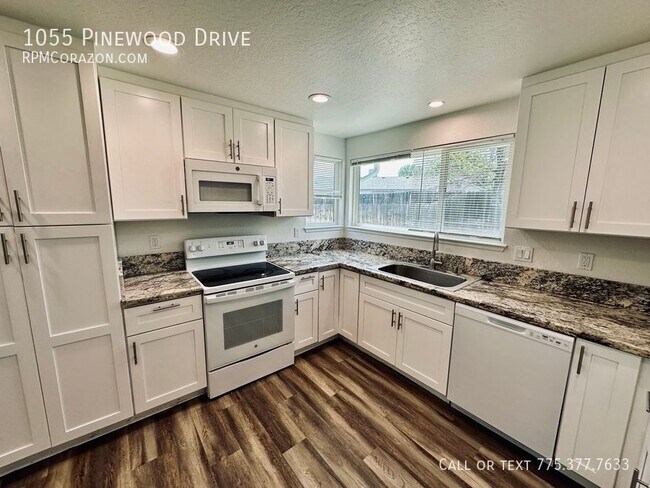 Foto del edificio - 1055 Pinewood Dr