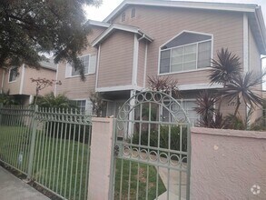 Building Photo - 4111 Poplar St