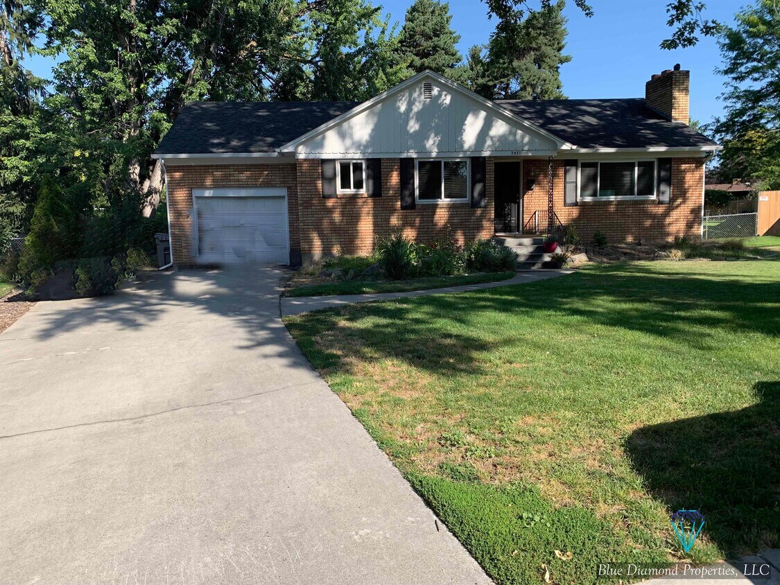 Primary Photo - 2821 N Weaver Cir