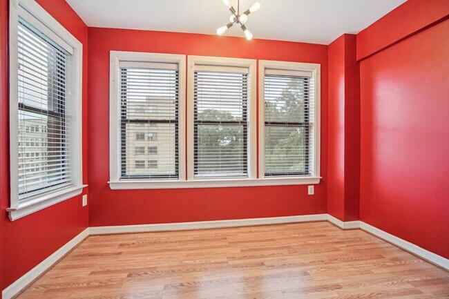 Building Photo - Available Now! 1 bed/ 1 bath in a light-fi...