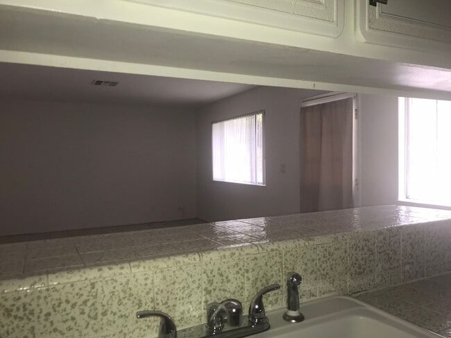 Building Photo - Cozy 2 Bedroom 1 Bath Unit
