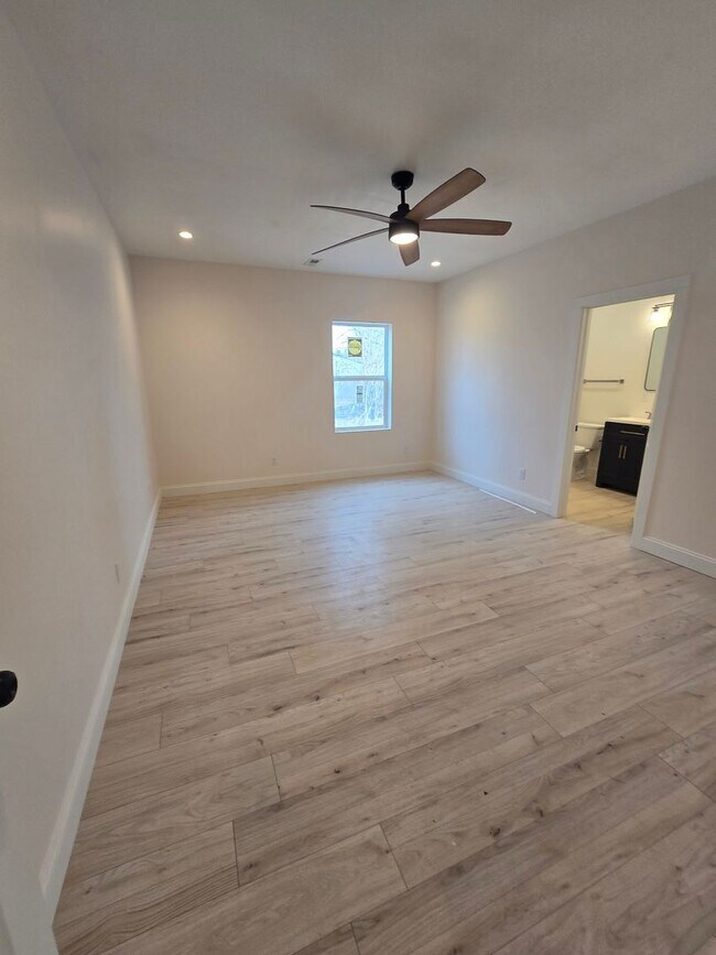 Foto del edificio - Newly Built Three Bedroom Duplex Located near 34th Street and Keystone Ave