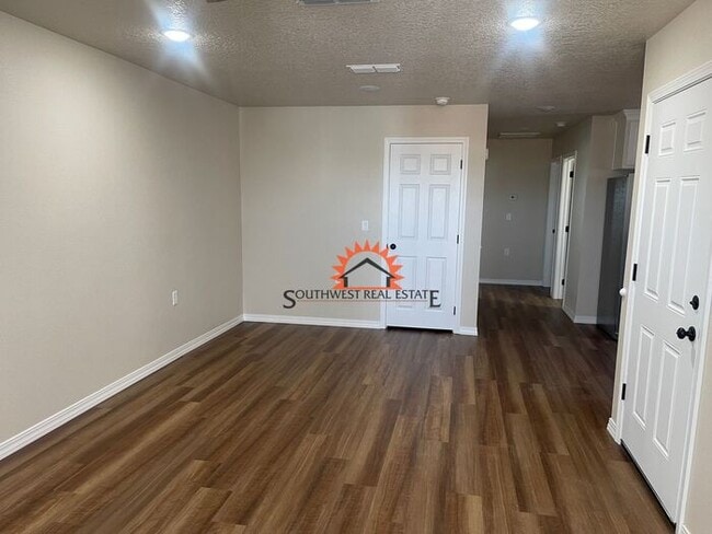 Building Photo - Brand New Duplex!