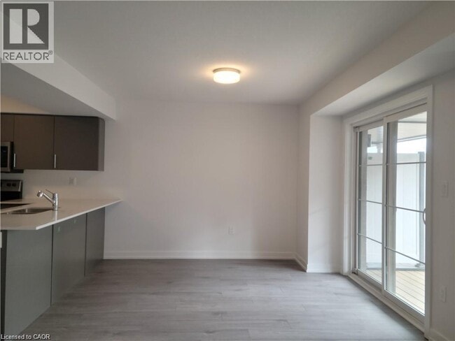 Building Photo - 205 W Oak Trl