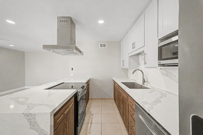 Building Photo - 8730 E Rancho Vista Dr