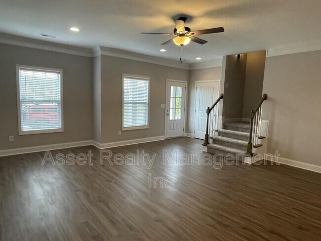 Foto del edificio - 338 Broadberry Ave