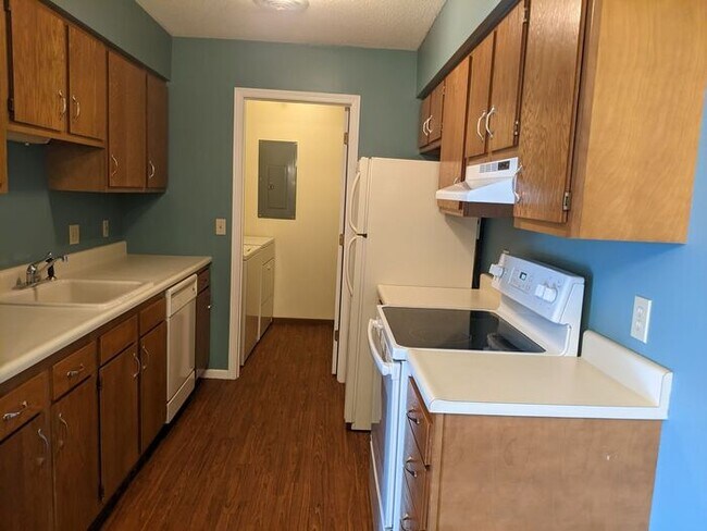 Foto del edificio - FREE RENT - Move-in before December 1 and get December Rent FREE - 2 Bedroom Condo w/Carport