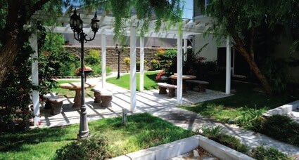Foto del edificio - 5800-5850 Burnham Ave