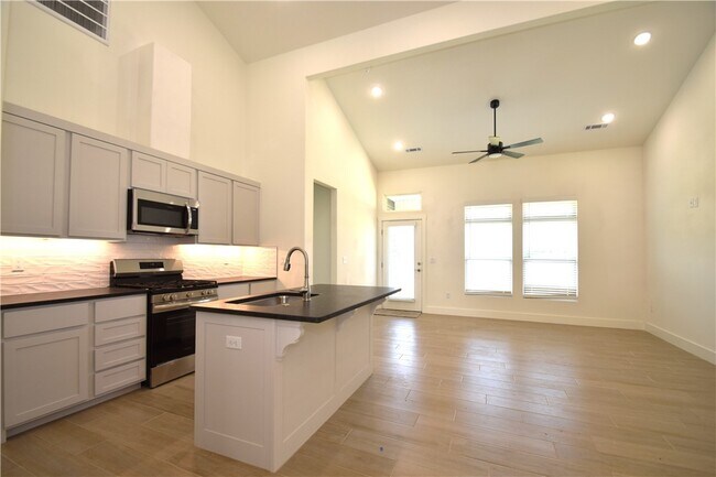 Foto del edificio - 470 Amethyst Rd