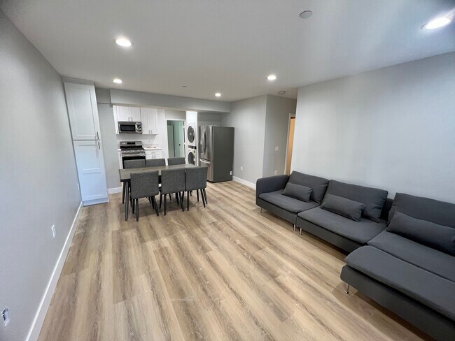 Building Photo - 1173 W 37th Plz