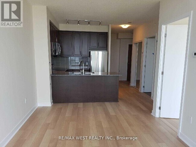 Building Photo - 3975-3975 Grand Park Dr