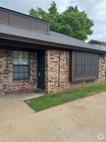 Building Photo - 1727 Patricia St