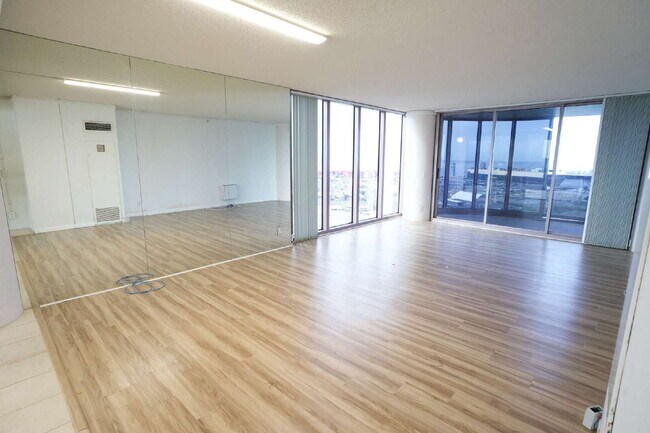 Foto del edificio - Spacious 2BR/2BA w/ Views, Lanai & 2 Parking – One Waterfront Tower